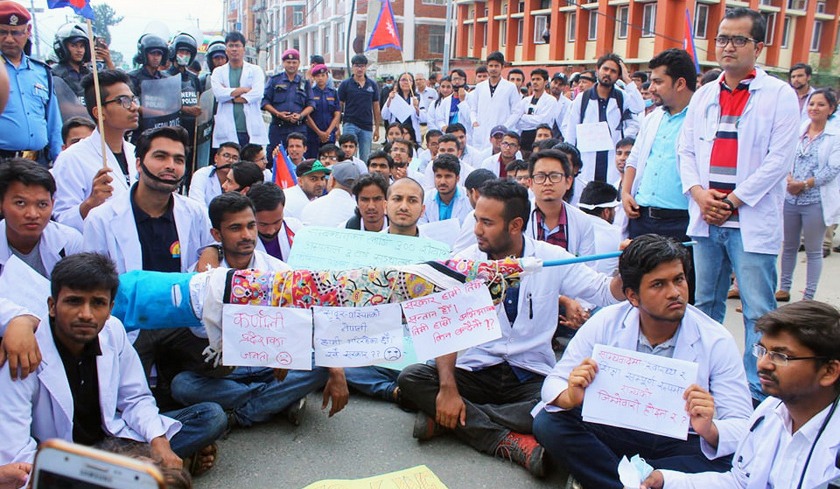 धर्नामा बसेका ३ दर्जन चिकित्सक पक्राउ