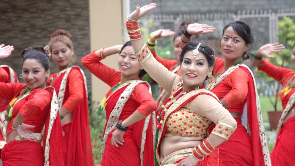 सुनिता अधिकारीले ल्याइन् नाचौँ नाचौं लाग्ने तीज गीत ‘क्यारम मायालाई’ (हेर्नुस् भिडियो)