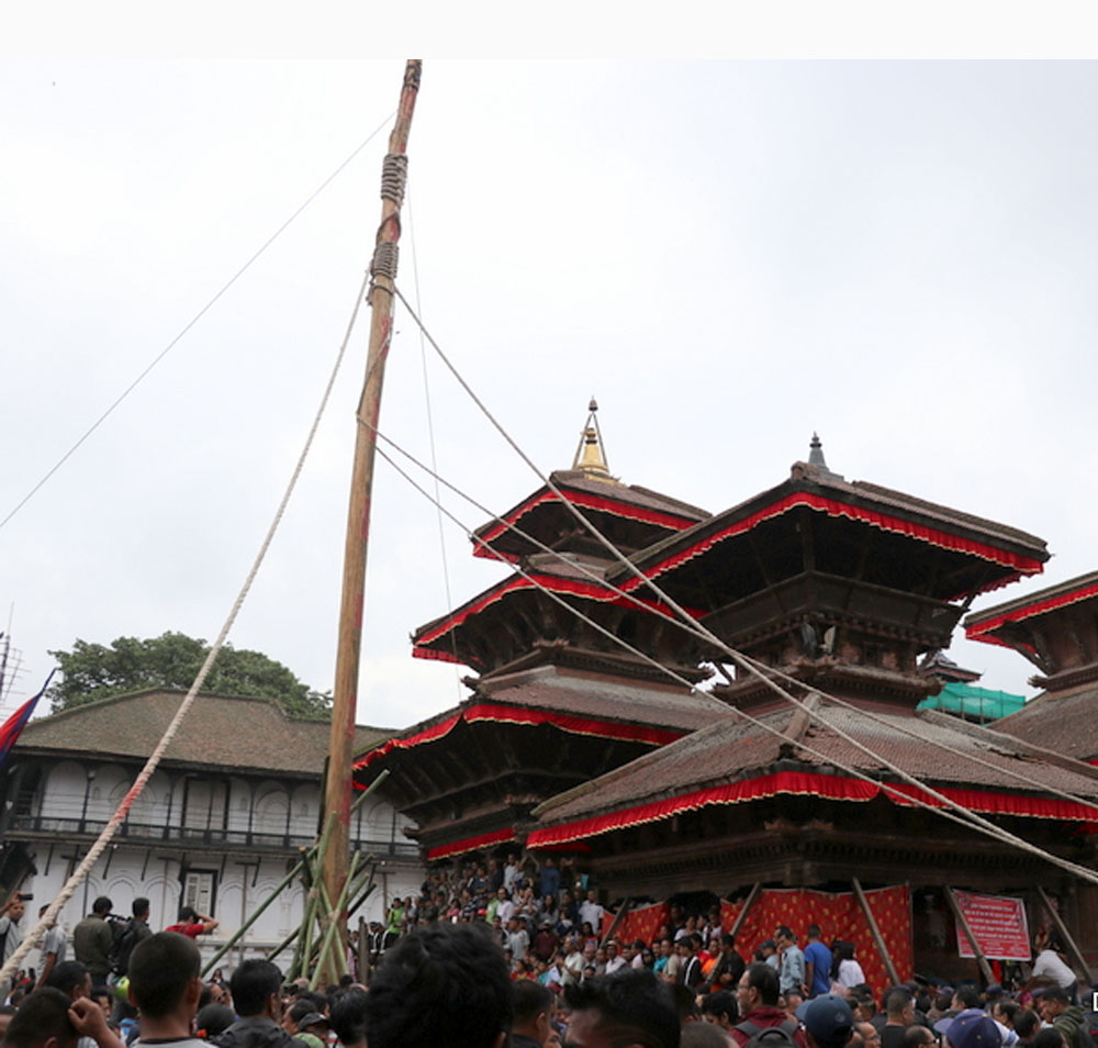 उपत्यकामा इन्द्रजात्रा सुरु, हनुमानढोका दरवारमा लिङ्गो ठड्याइयो