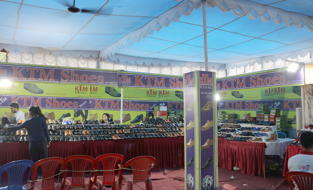 भृकुटीमण्डपमा जुत्ताचप्पलको महाकुम्भ मेलामा भीड