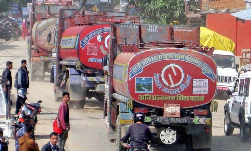 तत्काल इन्धन ढुवानी नगर्ने ट्याङ्करको ढुवानी सम्झौता रद्द गर्ने आयल निगमको चेतावनी