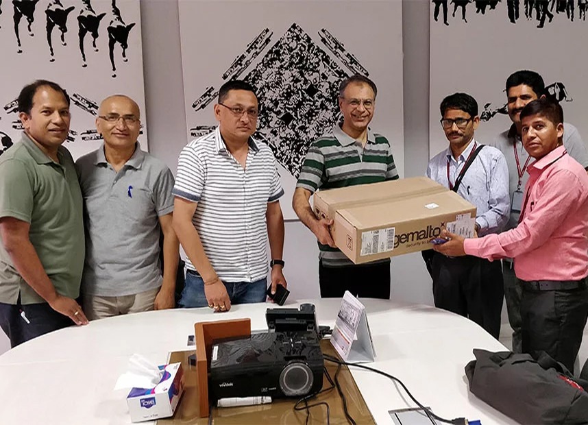 हिमालयन बैंकद्वारा सामुदायिक विद्यालयलाई कम्प्युटर सहयोग