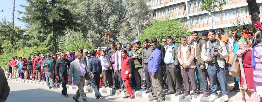 स्वत : स्थायीको माग राख्दै अस्थायी, करार र ज्यालादारी कर्मचारी सिंहदरबार भित्रै धर्नामा