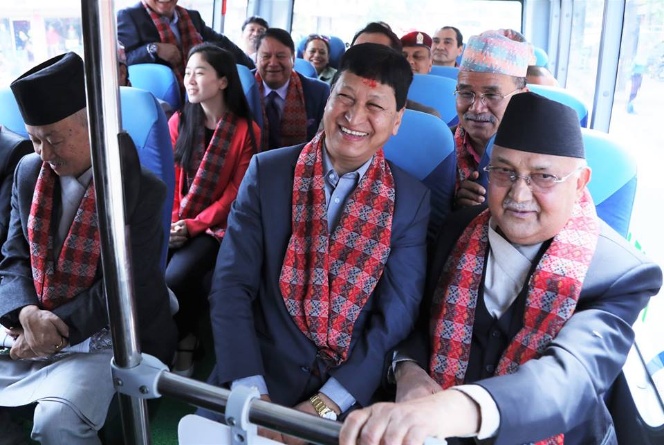 काठमाडौंमा साझा यातायातका विद्युतीय बस संचालनमा, प्रधानमन्त्री ओलीले गरे शुभारम्भ