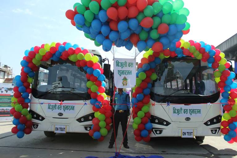 काठमाडौंमा साझा यातायातका विद्युतीय बस संचालनमा, प्रधानमन्त्री ओलीले गरे शुभारम्भ