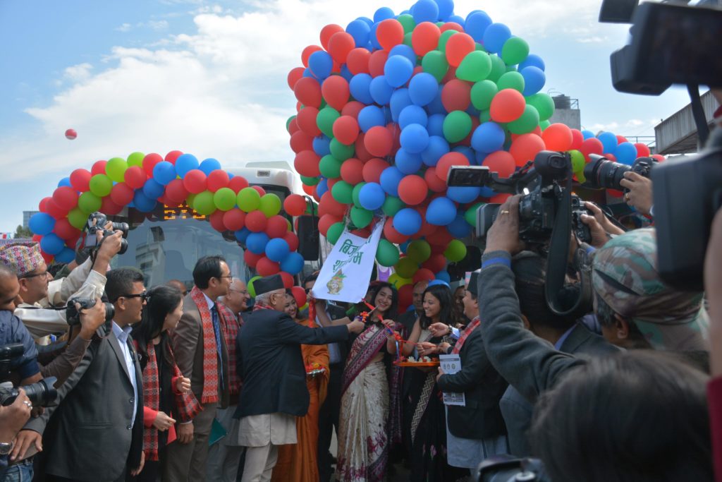 काठमाडौंमा साझा यातायातका विद्युतीय बस संचालनमा, प्रधानमन्त्री ओलीले गरे शुभारम्भ