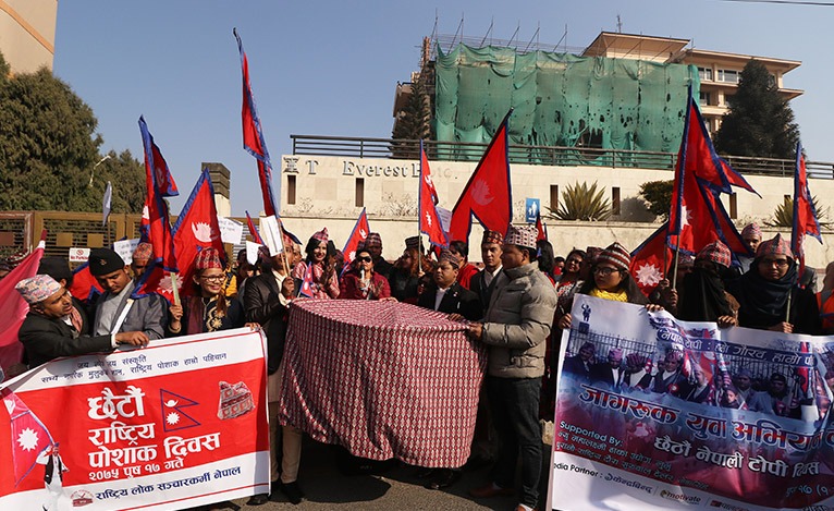 धुमधामसँग मनाइयो नेपाली ‘टोपी दिवस’