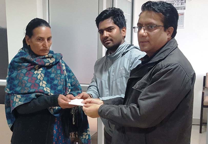 हिमालयन बैंकद्वारा दुर्घटनामा मृत्यु भएकाको परिवारलाई बीमा रकम हस्तान्तरण