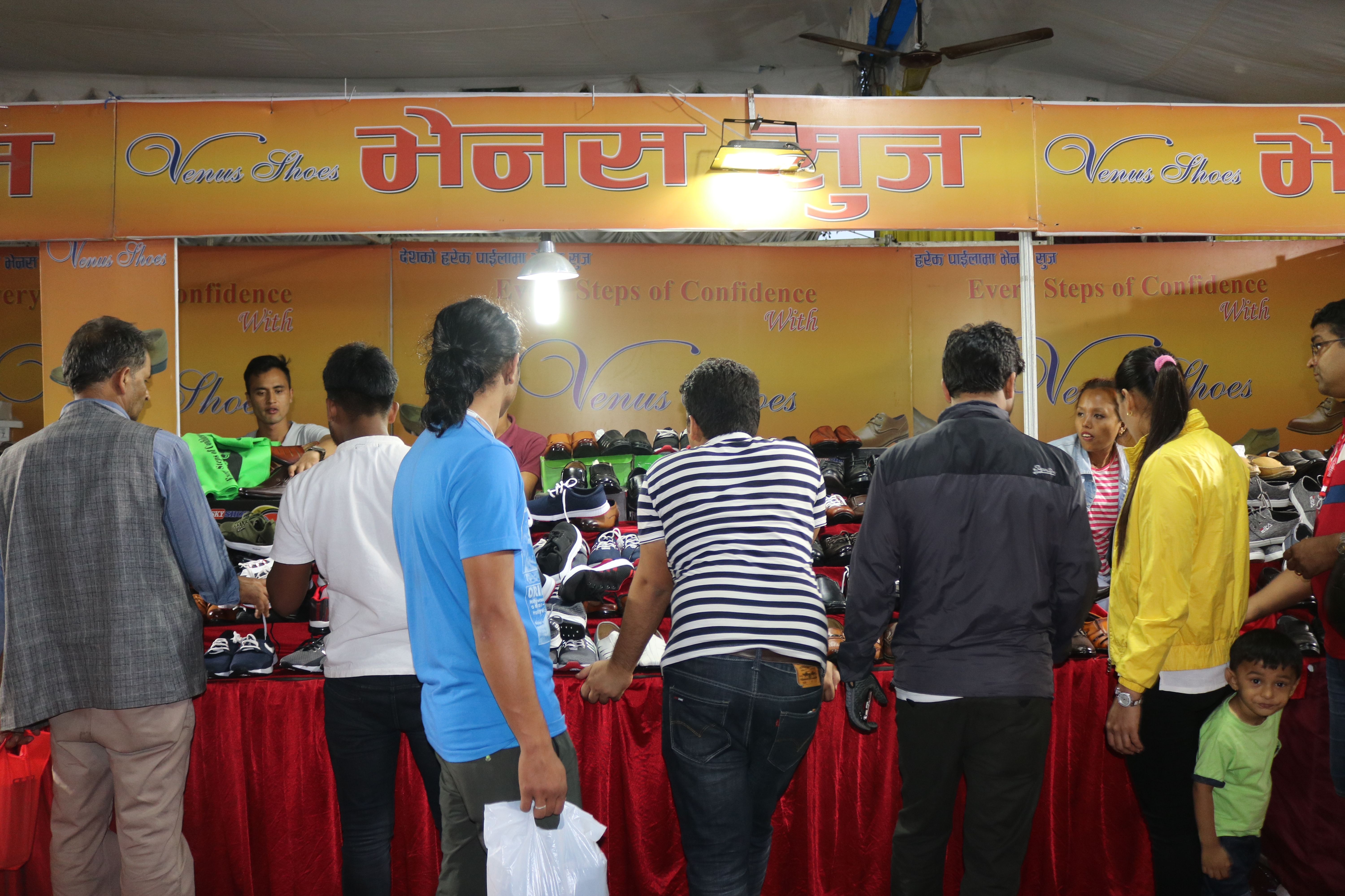 मेलामा अपत्यारिलो मूल्यमा गुणस्तरीय जुत्ताचप्पल पाएपछि उपभोक्ताको भीड