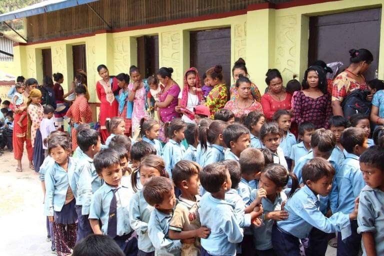 पर्यटनदूत राजा घलेको पहलमा चेपाङ बालबालिकाहरूलाई पोशाक र शैक्षिक सामग्री वितरण
