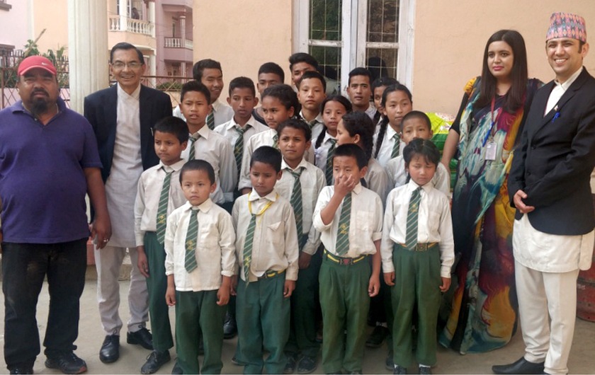 हिमालयन बैंकद्धारा असहाय बालबालिकाहरुलाई सहयोग प्रदान