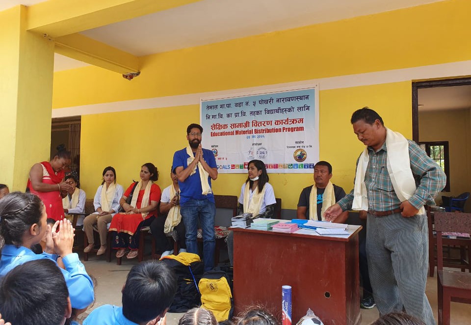 युथ फर ह्युमन राइट्स र कर्ण सकरात्मक सोचद्धारा तेमालका बालबालिकालाई शैक्षिक सामाग्री सहयोग