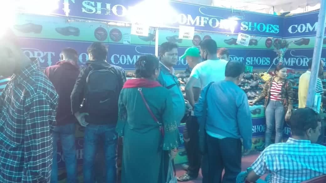 भृकुटीमण्डपको गेटमै लागेको ‘दशै महाकुम्भ जुत्ता मेलामा’ लाइन बसेरै किनमेल
