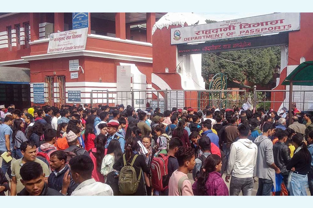 डीभीको लहड : राहदानी विभागमा पासपोर्ट बनाउनेको थामिनसक्नुको भीड