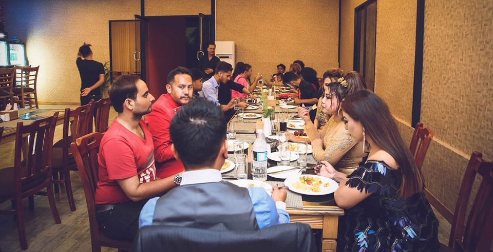 ‘लप्सी गार्डेन’मा ‘लप्सी टिप्दै जुस पिउँदै’ …