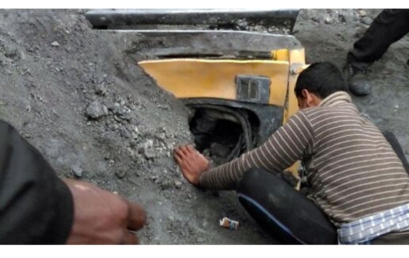 सडकको काम गर्दागर्दै पोखरामा ५ मजदुरको पुरिएर मृत्यु, २ जना भाग्न सफल