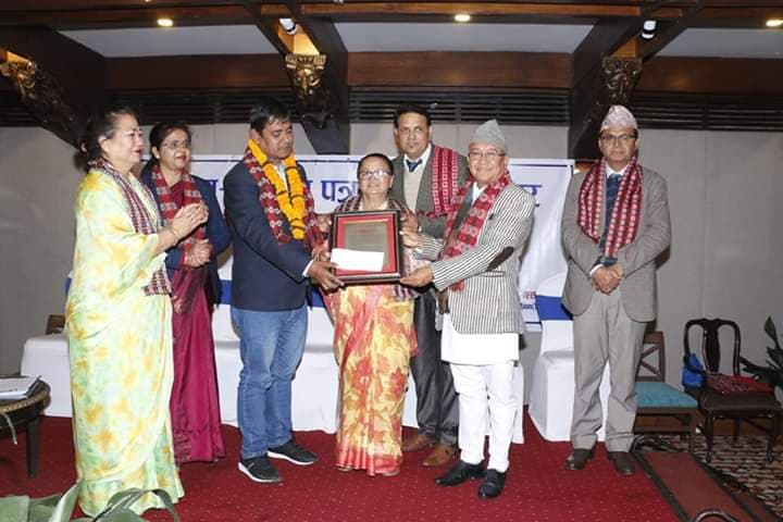 मनराम एसकाज पत्रकारिता पुरस्कार शाक्यलाई हस्तान्तरण
