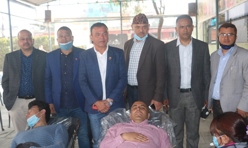 रगत अभावमा सहयोग गर्न मेनपावर व्यवसायीहरुद्धारा रक्तदान
