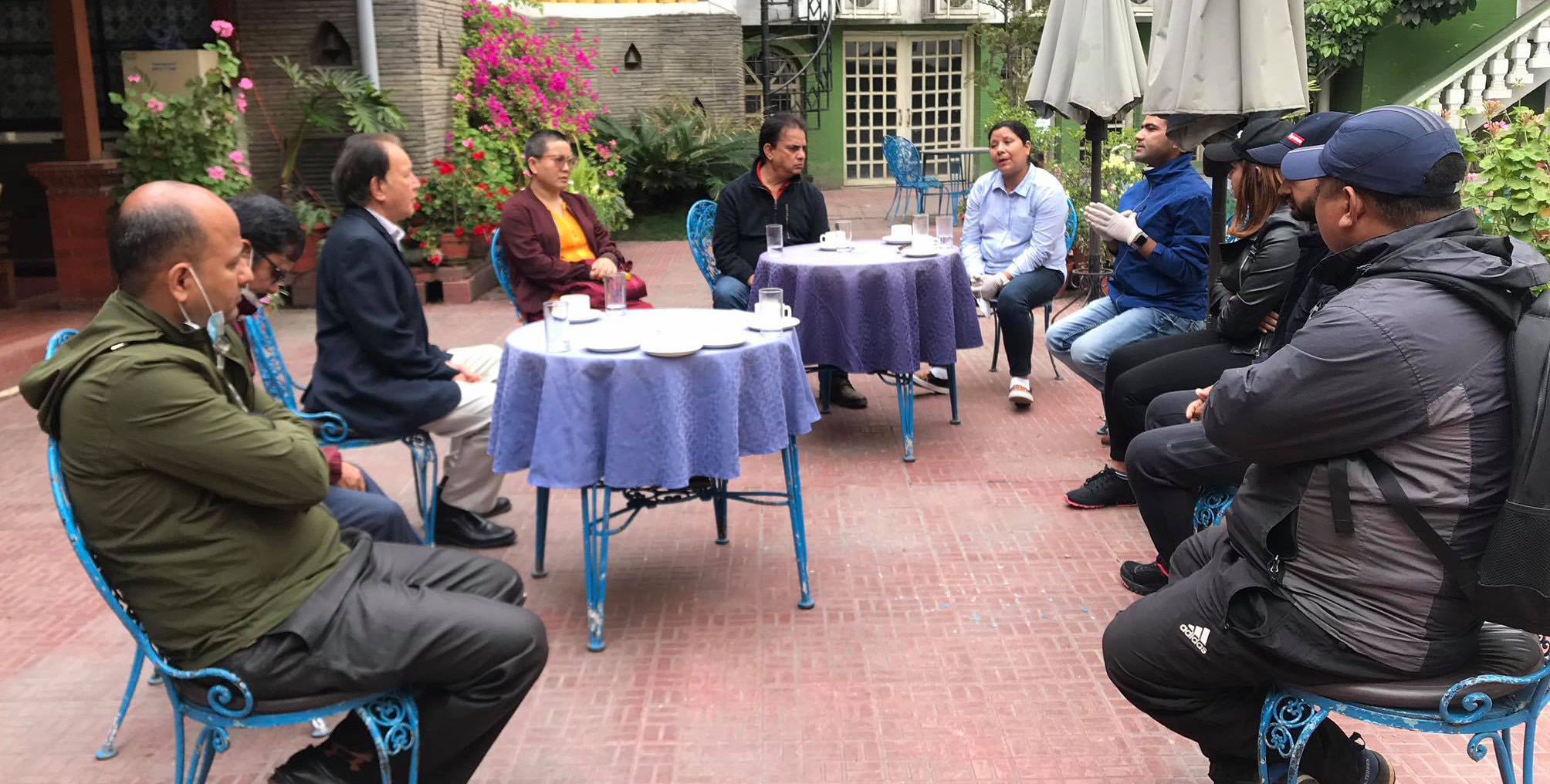 कोरोनाको हटस्पट बनेको त्रियुगा नगरलाई ‘प्रारम्भ’ संस्थाद्धारा ४० थान ‘पीपीई सेट’ सहायता