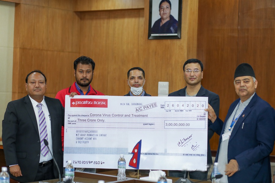 कोरोना उपचार कोषमा शेष घले र जमुना गुरुङले प्रदान गरे ३ करोड रुपैया सहयोग