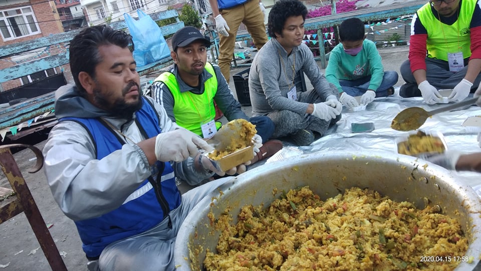 खाद्यान्न अभाव झेलिरहेकालाई मनकारी युवाहरुले खुवाउदै निःशुल्क खाना