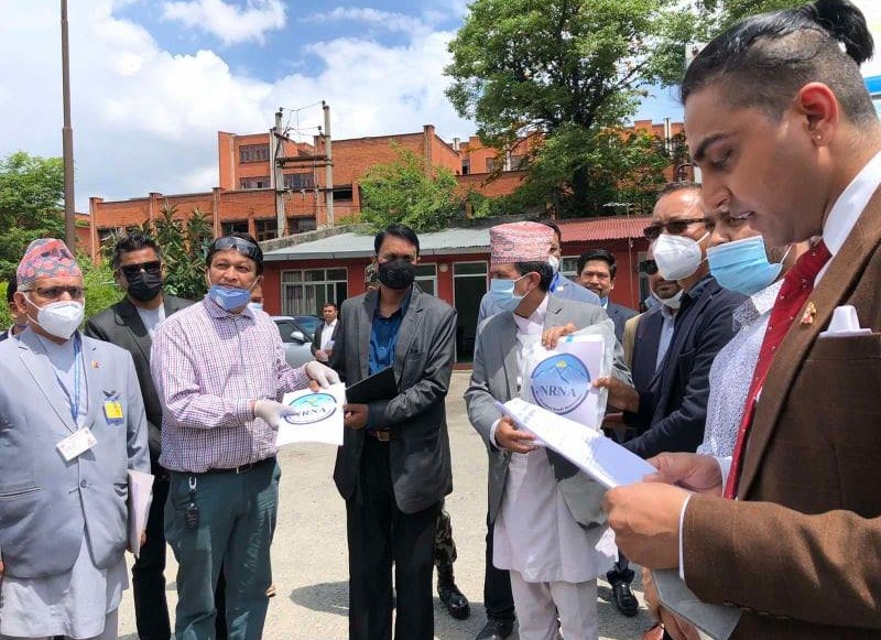 एनआरएनएले स्वास्थ्य मन्त्री ढकाललाई हस्तान्तरण गर्यो दोश्रो चरणको स्वास्थ्य सामाग्री