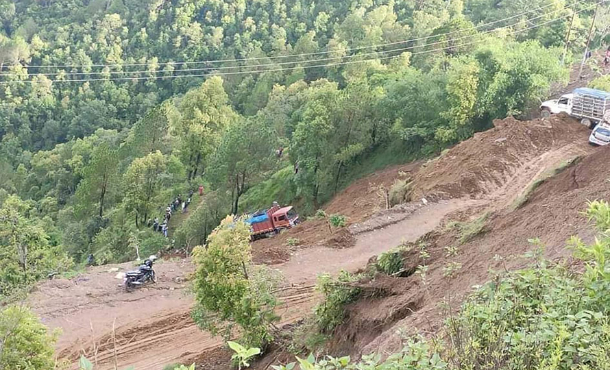 पाल्पामा पहिरोले ४ वटा गाडी बगाउदा दुईको मृत्यु, एक गम्भीर घाइते