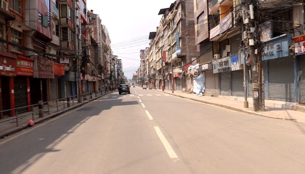 लकडाउनकैबीचमा काठमाडौ उपत्यकाका व्यापारीहरुले विहान ११ बजेसम्म् सबै पसल खोल्ने