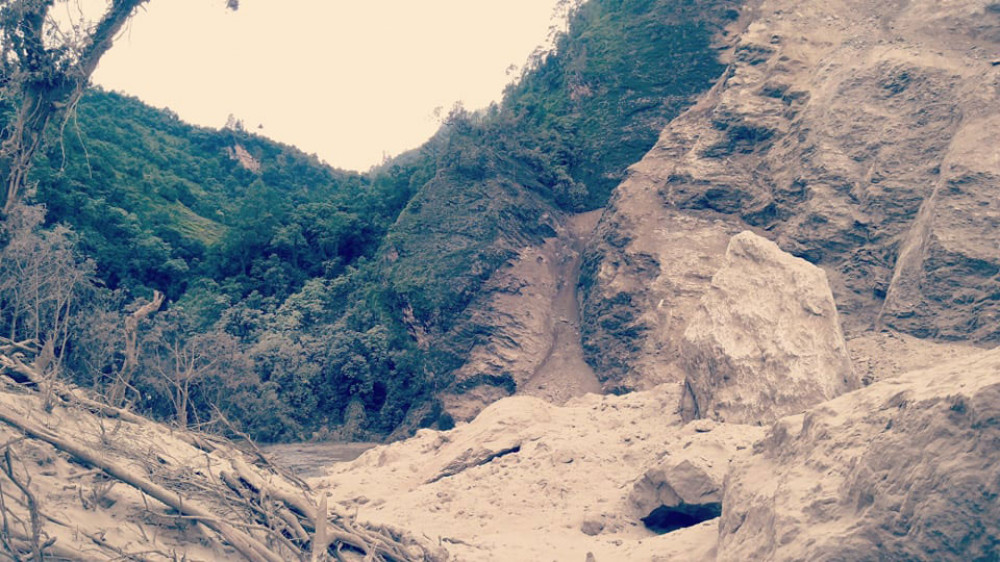 गोरखामा चिंगार डाँडा खसेर नौली खोला थुनियो, जोखिममा परेकालाई सुरक्षित स्थानमा सारिदै