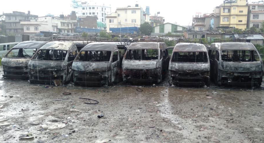 नयाँ बसपार्क नजिकैको ग्यारेजमा आगलागी हुदा १२ वटा माइक्रोबस जले
