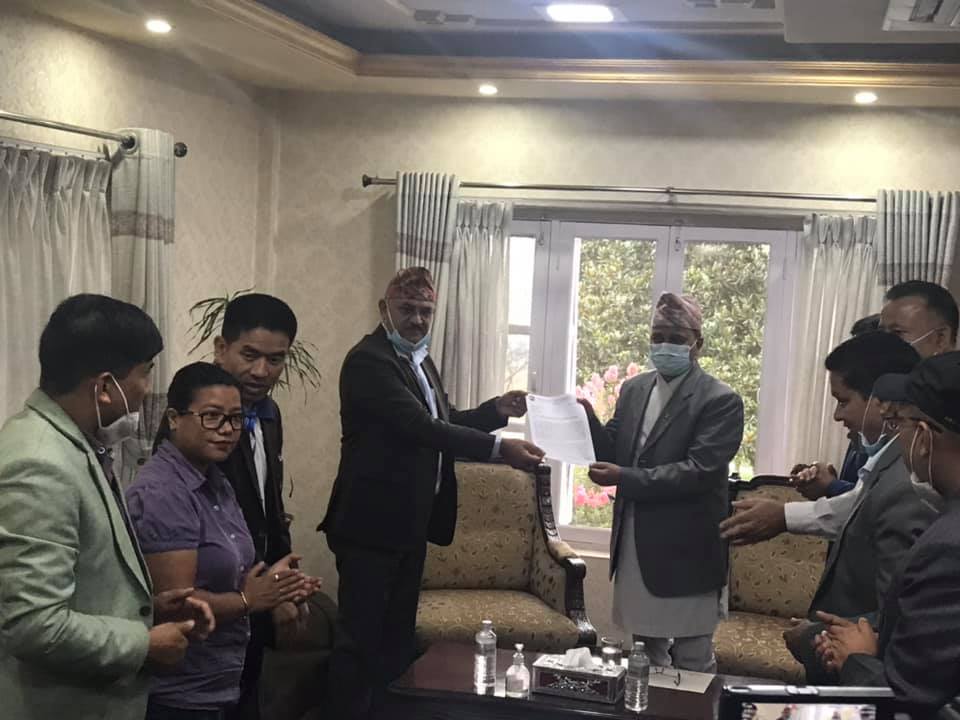 कोरोना कोषमा प्रगतिशिल मञ्चको ३५ लाख सहयोग, व्यवसायीको मर्का बुझिदिन उपप्रम पोखरेलको ध्यानाकर्षण