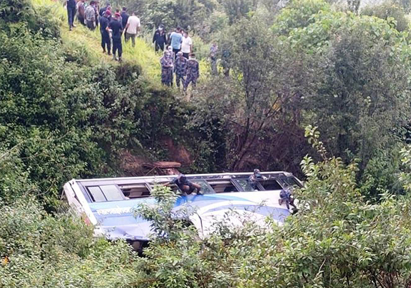 डोटीमा बस दुर्घटना : तीनको मृत्यु, ३२ घाइते