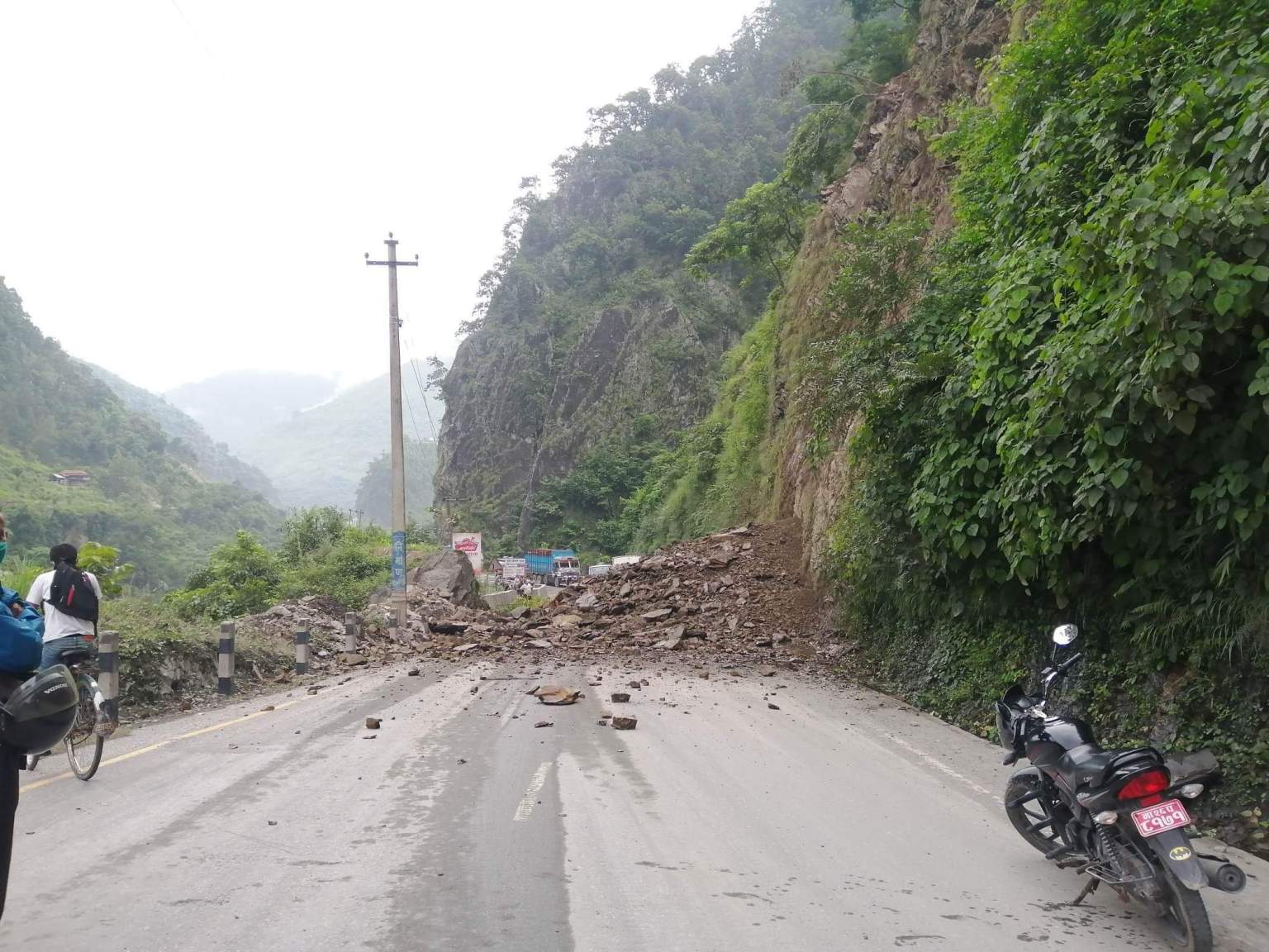 पहिरो खस्दा नारायणगढ-मुग्लिन सडक अवरुद्ध