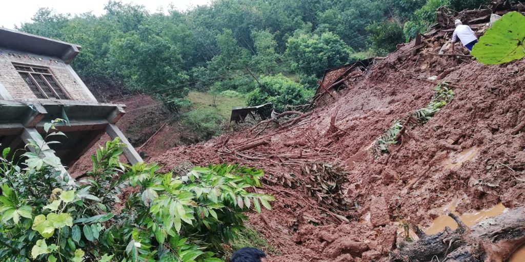 बागलुङमा पहिरोले पाँच घर पुर्यो, एक बेपत्ता