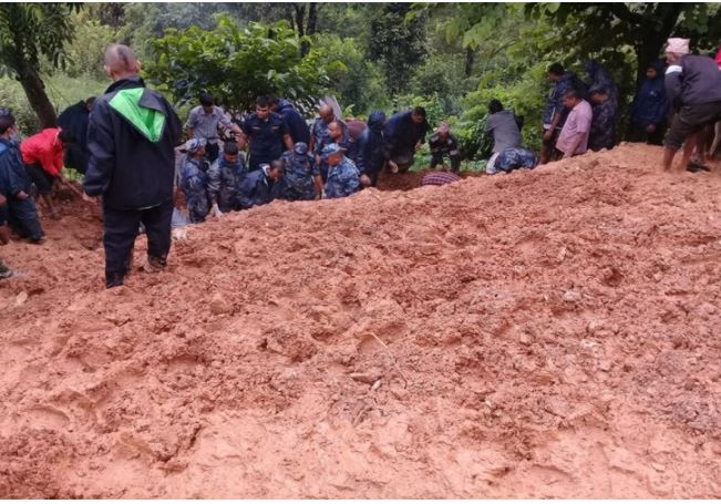 स्याङ्जा पहिरो : राम्दीमा नौं जनाको सामूहिक दाहसंस्कार