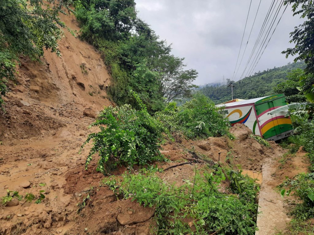 पहिरोले पृथ्वी राजमार्ग अवरुद्ध