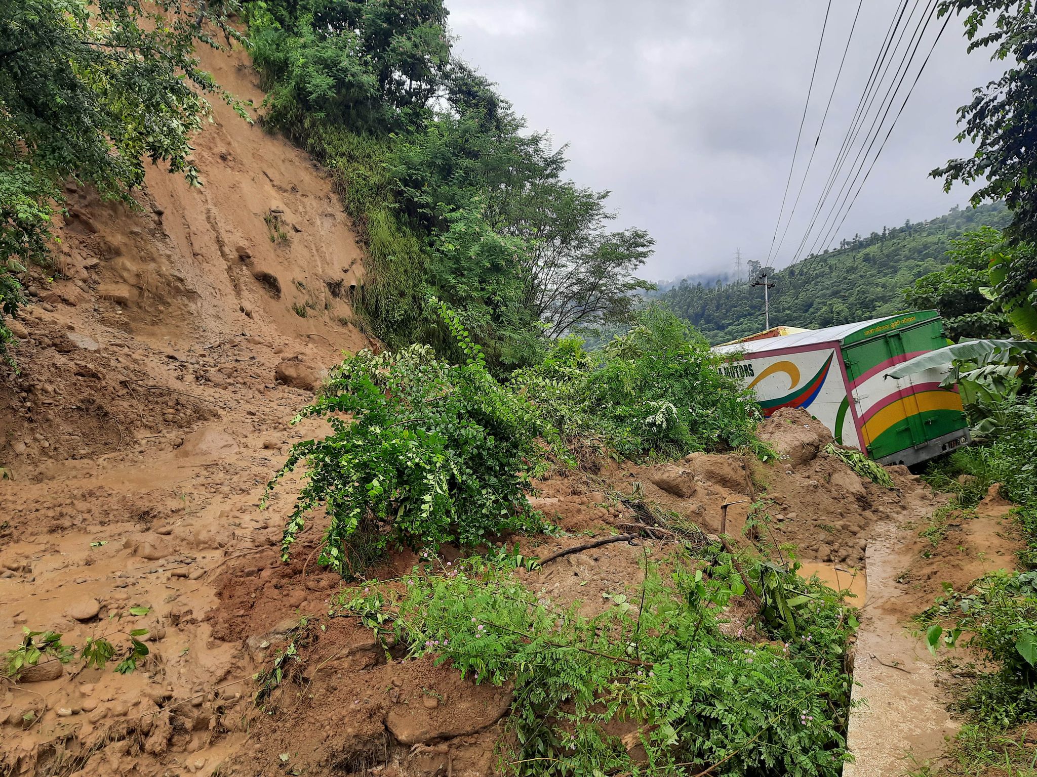 पहिरोले पृथ्वी राजमार्ग अवरुद्ध