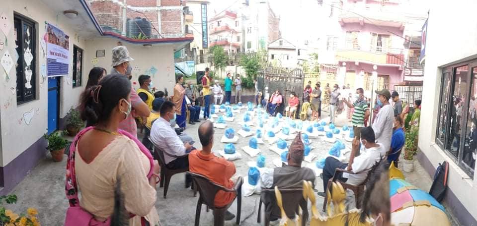 लायन्स क्लवद्धारा भक्तपुरको बालकोटमा ७० बिपन्न परिवारलाई राहत वितरण