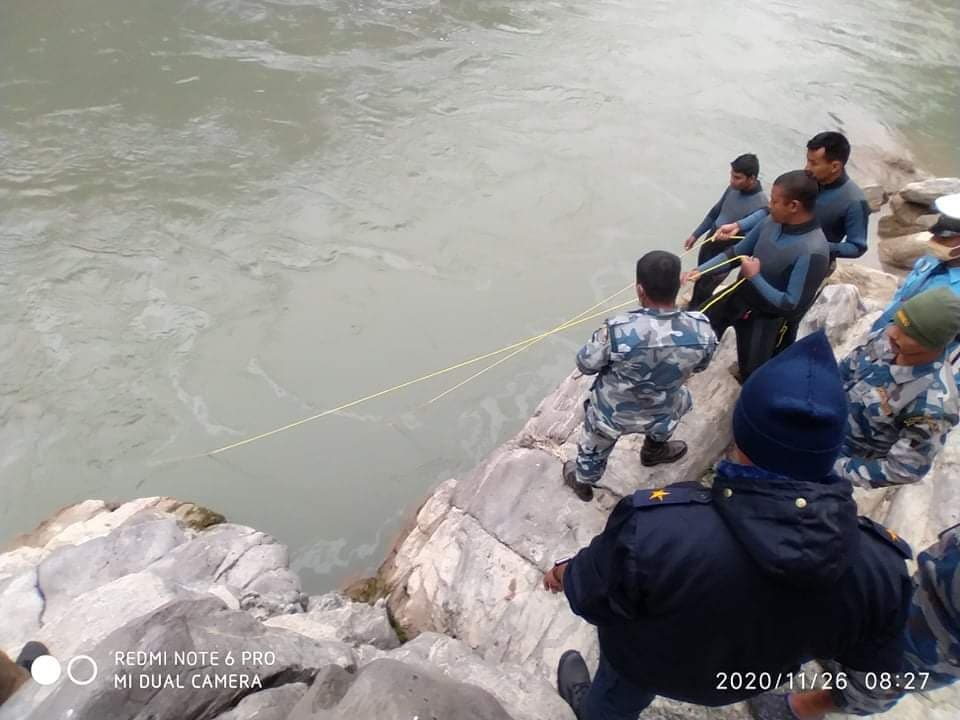 बिरामी बोकेको पिकअप भ्यान त्रिशुली नदीमा खस्दा वेपत्ता भएका ३ जनामध्ये २ जनाको शव भेटियो