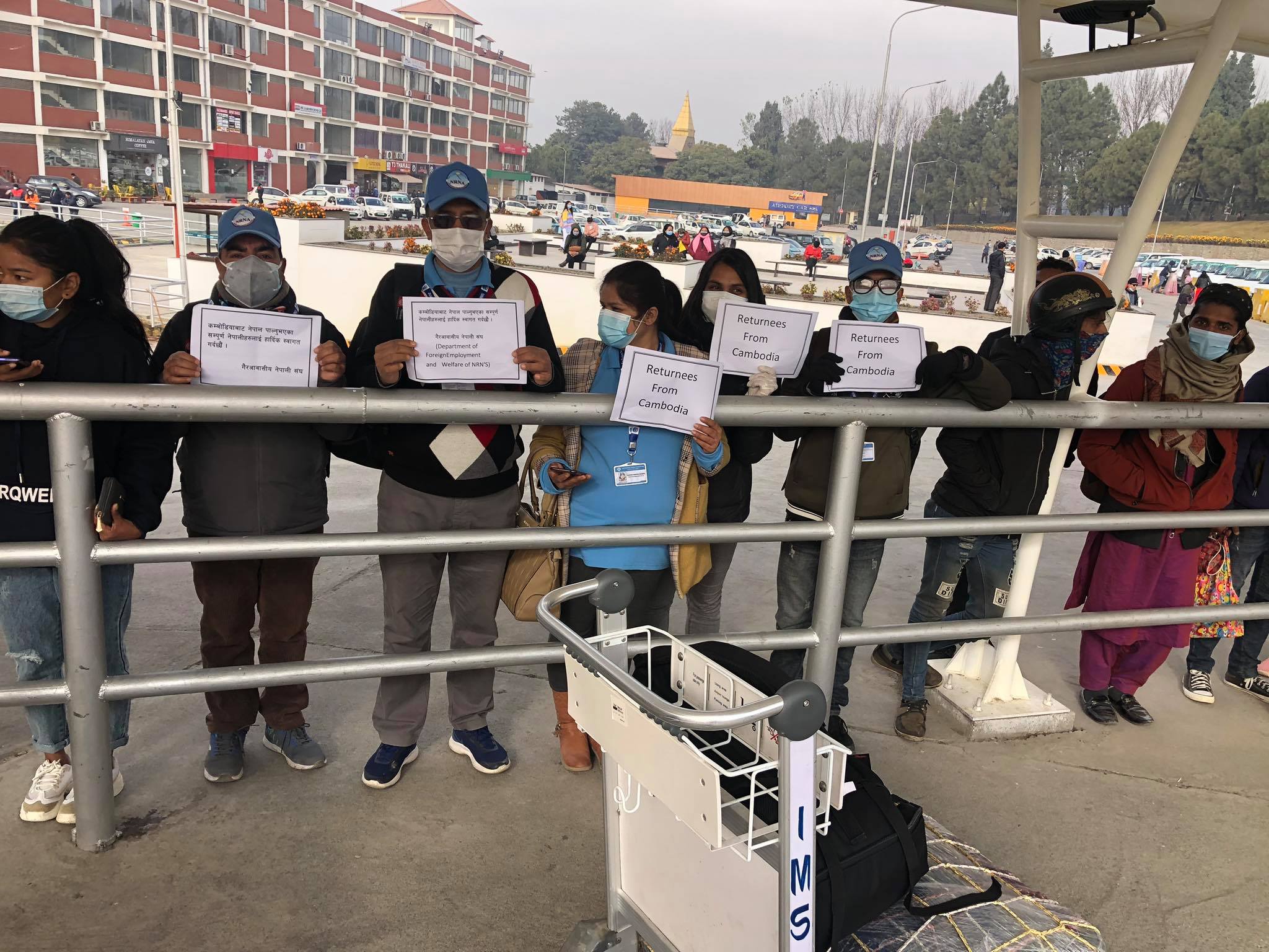 कम्बोडियामा बिचल्ली परेका २२ नेपालीलाई एनआरएनले स्वदेश फर्कायो