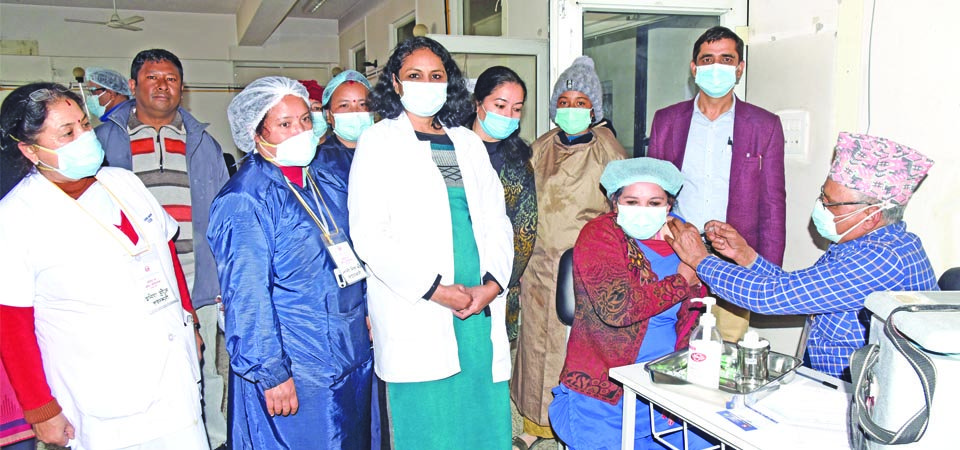 कोरोना विरुद्धको खोप : स्वास्थ्यकर्मी भन्छन्–‘खोप लगाएपछि ढुक्कले सेवा गर्न पायौँ’