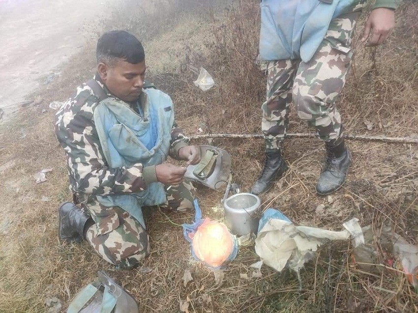 काभ्रेको विभिन्न स्थानमा बम भेटिएपछि सेनाद्धारा निष्कृय, केही बेर सवारी आवागमन ठप्प