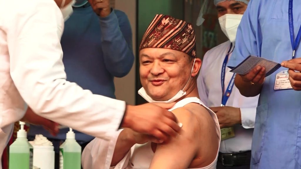 कोरोनाविरुद्ध ‘कोभिशिल्ड’ खोप कार्यक्रमको पहिलो खोप डा. सागरराज भण्डारीले लगाए