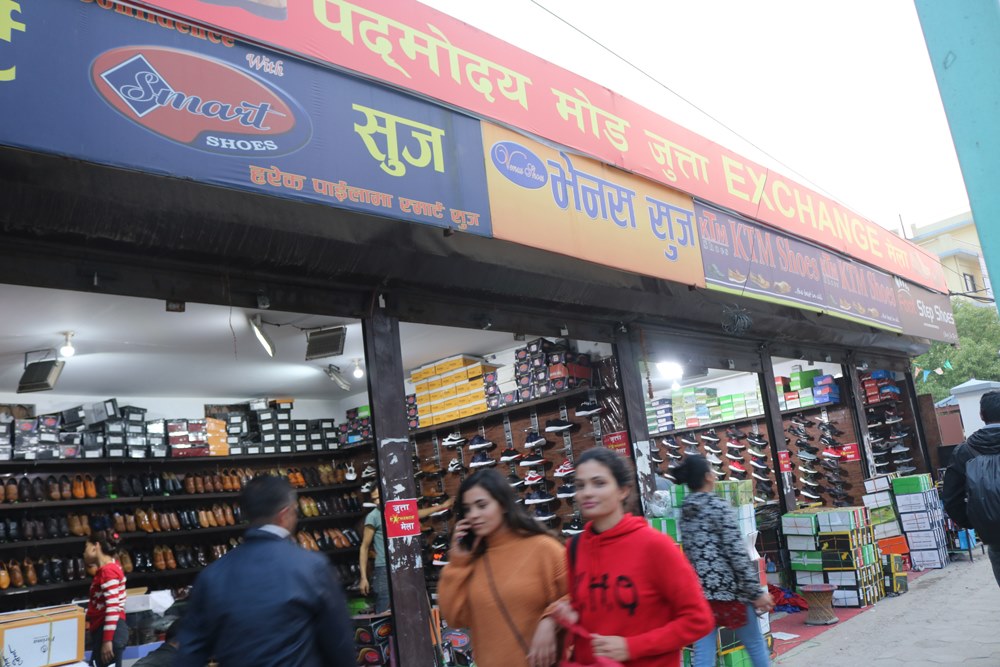 पद्मोदयमोडमा ‘जुत्ता एक्सचेञ्ज मेला’ शुरु, पुरानोसँग नयाँ साट्न पाउने अफर