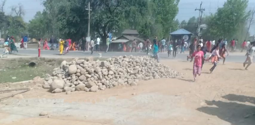 बसको ठक्करबाट एक युवतीको मृत्यु भएपछि कैलालीमा तनाव, प्रहरीको गोली लागेर दुई जना घाइते