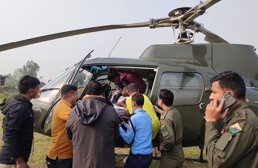 लहान बम विस्फोट अपडेट : गम्भीर घाइते भण्डारीलाई हेलिकप्टरबाट काठमाडौं ल्याइयो