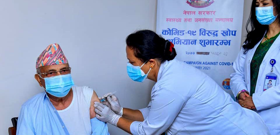 प्रधानमन्त्री ओलीले लगाए कोभिड-१९ विरुद्धको खोप, दोश्रो चरणको खोप अभियान सुरु