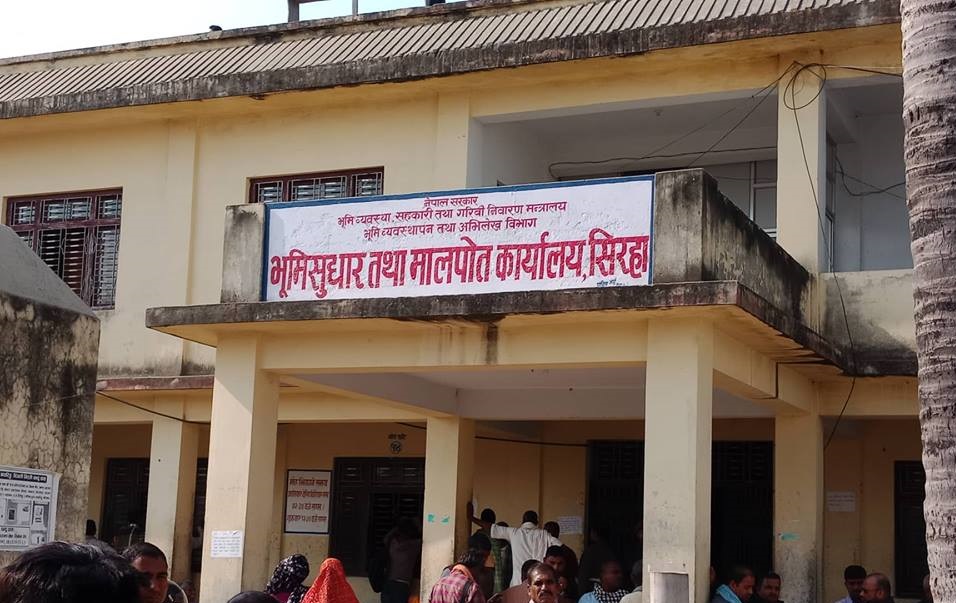सिरहा मालपोत कार्यालयमा बम विस्फोट, ८ जना घाइते