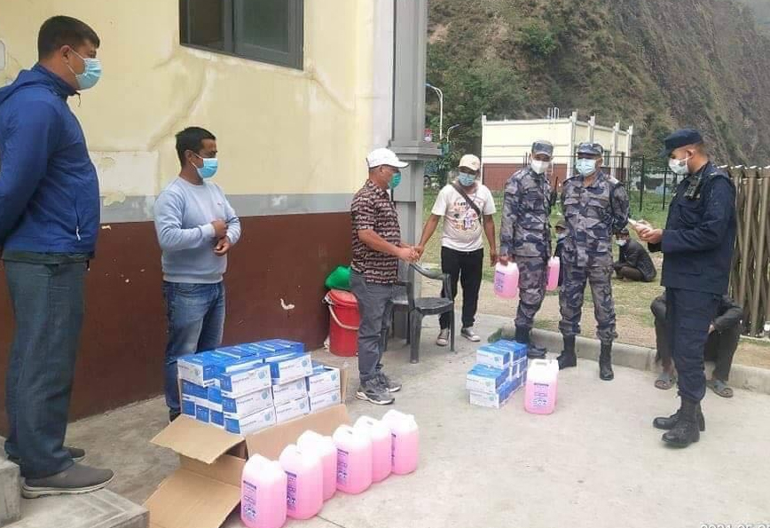 हिमालय सीमापार बाणिज्य संघद्धारा सिन्धुपाल्चोक जिल्ला अस्पताल र तातोपानी नाका क्षेत्रमा स्वास्थ्य सामाग्री हस्तान्तरण