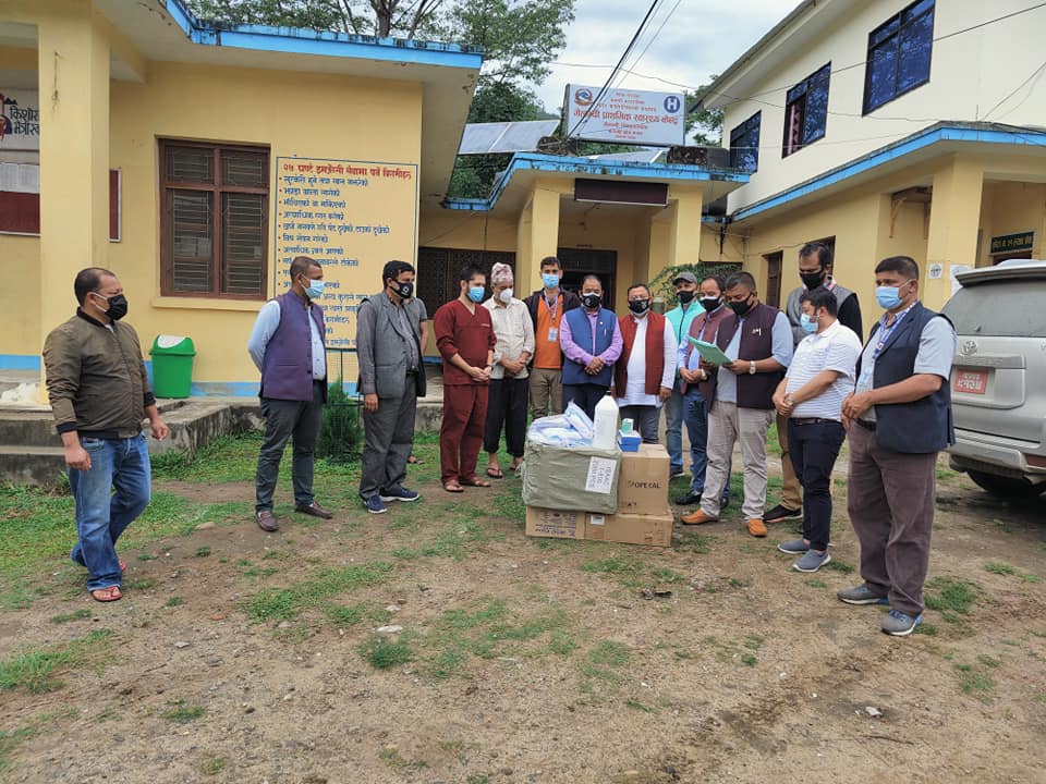 हिमालय सिमापार र सिन्धुपाल्चोक उद्योग बाणिज्य संघद्धारा कोभिड रोकथामका स्वास्थ्य सामाग्री सहयोग